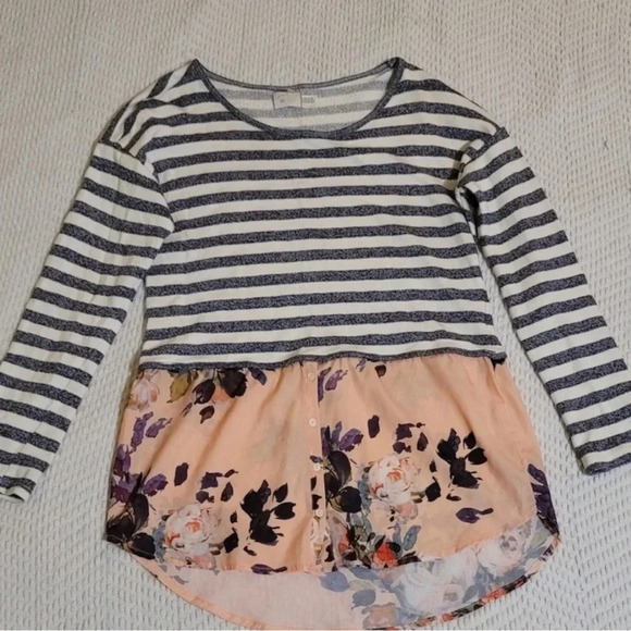 🖤Anthropologie 9 H15 Stylish Top🖤 - Picture 3 of 5